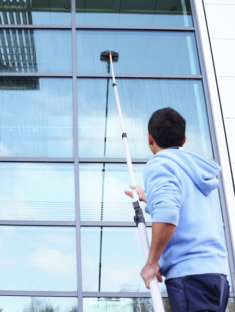 Window-cleaner-using-the-water-fed-pole-system-000018450480_800px